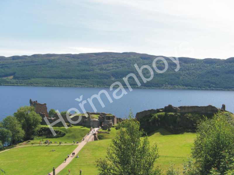 Urquharr_castle_Loch_Ness